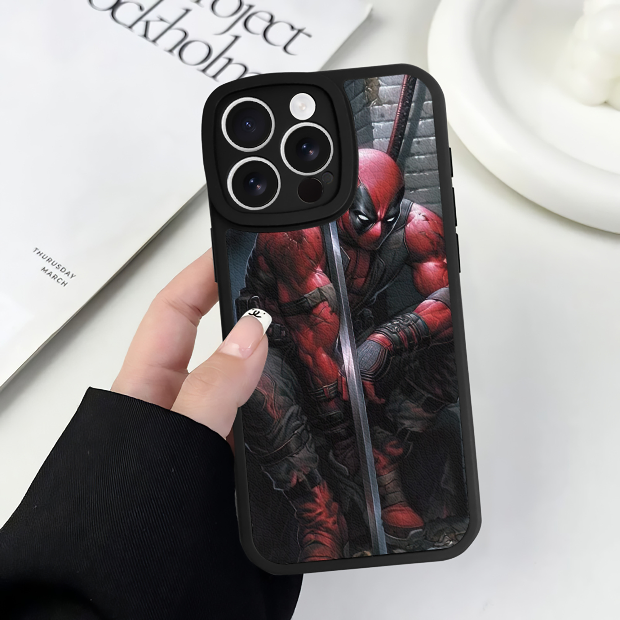 （画像用） Deadpool デッドプール 【iPhone 16シリーズ対応】シリコンスマホケース（レザー調） 材質：シリコン